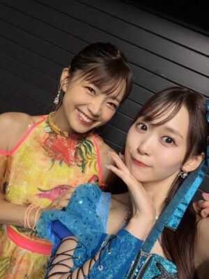 Suzuko Mimori Instagram - アニサマ1日目に出会った方々🌻

🌻あいあい
ただいまあいあい！後日一緒にご飯もしました！
あいあいが2時間半ずーーーっと喋ってた🤣

🌻Motsuさん
NYCトークで盛り上がりました🗽
共通の話題嬉しいです♪

🌻さいとーぴー
今年もありがとうございます！
そして、アニサマP引退🥲
さいとーぴーと歩んできた私のアニサマの歴史。
音楽を愛する気持ち、今年も溢れまくってました！

🌻Kiinaさん
20年ほど前バッグダンサーをさせていただいた経験があり、またこうして再会させてもらえたことが嬉しかったです✨
歌声に圧倒されました！

🌻芹澤優ちゃん
いつも変わらず可愛い私のアイドル🩷
いつも通りの配置で撮ってます📸私が奥、優ちゃん手前🤣

🌻i⭐︎Ris ちゃん
私の前に歌ってて、一緒に口ずさみながら待機してました🙌🏻
かっこ可愛いプロアイドル健在で、最高でした😍

#anisama #アニサマ2025 #アニサマ
#mimorisuzuko