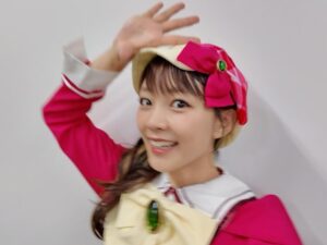 Suzuko Mimori Instagram - 2010年に初めて出演した私たち、そして今回7年ぶり8回目のアニサマでした！
ファイナルライブ以降もこうして時々みんなと集まって、ミルキアンのみんなの前に登場できるのが同窓会みたいでエモ嬉しいです🩷

きっちゃんはイギリスから🩵私はアメリカから🩷そらとみころんは東京からさいたまスーパーアリーナに集結！

1番交通費がかかるユニット🤣まちがいない！

今回はフェザーズも一緒に出演できたのめちゃくちゃhappyだったし
ZAQさんの歌をあんなに間近で聴けたのも感動だったし
他の出演者の皆さんとも久々の再会で、懐かしい気持ちでした！

衣装、大事に取っておいてくれた衣装の新さんにも感謝✨

ミルキィを呼んでくださったアニサマのさいとーＰにも感謝！

社長業をお休みして、ミルキィＰとしていつも通り私達を束ねてくれた岡田太郎に感謝！！

いつも通りわがままな私達をケアしてくれたミルキィスタッフのみんなに感謝！！

そして、なんたって、
懐かしのライブグッズを持って駆けつけてくれたミルキアンのみんなに大感謝🩷🩷🩷

みんなのキラキラした顔が忘れられない🤩
また会う日まで、それぞれのミライヘ！！

#アニサマ　#アニサマ2025
#milkyholmes #ミルキィホームズ
#mimorisuzuko #tokuisora #kittaizumi #sasakimikoi #itoayasa #aimi