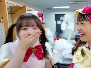 Suzuko Mimori Instagram - 2010年に初めて出演した私たち、そして今回7年ぶり8回目のアニサマでした！
ファイナルライブ以降もこうして時々みんなと集まって、ミルキアンのみんなの前に登場できるのが同窓会みたいでエモ嬉しいです🩷

きっちゃんはイギリスから🩵私はアメリカから🩷そらとみころんは東京からさいたまスーパーアリーナに集結！

1番交通費がかかるユニット🤣まちがいない！

今回はフェザーズも一緒に出演できたのめちゃくちゃhappyだったし
ZAQさんの歌をあんなに間近で聴けたのも感動だったし
他の出演者の皆さんとも久々の再会で、懐かしい気持ちでした！

衣装、大事に取っておいてくれた衣装の新さんにも感謝✨

ミルキィを呼んでくださったアニサマのさいとーＰにも感謝！

社長業をお休みして、ミルキィＰとしていつも通り私達を束ねてくれた岡田太郎に感謝！！

いつも通りわがままな私達をケアしてくれたミルキィスタッフのみんなに感謝！！

そして、なんたって、
懐かしのライブグッズを持って駆けつけてくれたミルキアンのみんなに大感謝🩷🩷🩷

みんなのキラキラした顔が忘れられない🤩
また会う日まで、それぞれのミライヘ！！

#アニサマ　#アニサマ2025
#milkyholmes #ミルキィホームズ
#mimorisuzuko #tokuisora #kittaizumi #sasakimikoi #itoayasa #aimi
