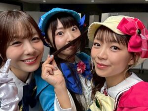 Suzuko Mimori Instagram - 2010年に初めて出演した私たち、そして今回7年ぶり8回目のアニサマでした！
ファイナルライブ以降もこうして時々みんなと集まって、ミルキアンのみんなの前に登場できるのが同窓会みたいでエモ嬉しいです🩷

きっちゃんはイギリスから🩵私はアメリカから🩷そらとみころんは東京からさいたまスーパーアリーナに集結！

1番交通費がかかるユニット🤣まちがいない！

今回はフェザーズも一緒に出演できたのめちゃくちゃhappyだったし
ZAQさんの歌をあんなに間近で聴けたのも感動だったし
他の出演者の皆さんとも久々の再会で、懐かしい気持ちでした！

衣装、大事に取っておいてくれた衣装の新さんにも感謝✨

ミルキィを呼んでくださったアニサマのさいとーＰにも感謝！

社長業をお休みして、ミルキィＰとしていつも通り私達を束ねてくれた岡田太郎に感謝！！

いつも通りわがままな私達をケアしてくれたミルキィスタッフのみんなに感謝！！

そして、なんたって、
懐かしのライブグッズを持って駆けつけてくれたミルキアンのみんなに大感謝🩷🩷🩷

みんなのキラキラした顔が忘れられない🤩
また会う日まで、それぞれのミライヘ！！

#アニサマ　#アニサマ2025
#milkyholmes #ミルキィホームズ
#mimorisuzuko #tokuisora #kittaizumi #sasakimikoi #itoayasa #aimi