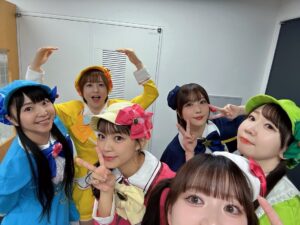 Suzuko Mimori Instagram - 2010年に初めて出演した私たち、そして今回7年ぶり8回目のアニサマでした！
ファイナルライブ以降もこうして時々みんなと集まって、ミルキアンのみんなの前に登場できるのが同窓会みたいでエモ嬉しいです🩷

きっちゃんはイギリスから🩵私はアメリカから🩷そらとみころんは東京からさいたまスーパーアリーナに集結！

1番交通費がかかるユニット🤣まちがいない！

今回はフェザーズも一緒に出演できたのめちゃくちゃhappyだったし
ZAQさんの歌をあんなに間近で聴けたのも感動だったし
他の出演者の皆さんとも久々の再会で、懐かしい気持ちでした！

衣装、大事に取っておいてくれた衣装の新さんにも感謝✨

ミルキィを呼んでくださったアニサマのさいとーＰにも感謝！

社長業をお休みして、ミルキィＰとしていつも通り私達を束ねてくれた岡田太郎に感謝！！

いつも通りわがままな私達をケアしてくれたミルキィスタッフのみんなに感謝！！

そして、なんたって、
懐かしのライブグッズを持って駆けつけてくれたミルキアンのみんなに大感謝🩷🩷🩷

みんなのキラキラした顔が忘れられない🤩
また会う日まで、それぞれのミライヘ！！

#アニサマ　#アニサマ2025
#milkyholmes #ミルキィホームズ
#mimorisuzuko #tokuisora #kittaizumi #sasakimikoi #itoayasa #aimi