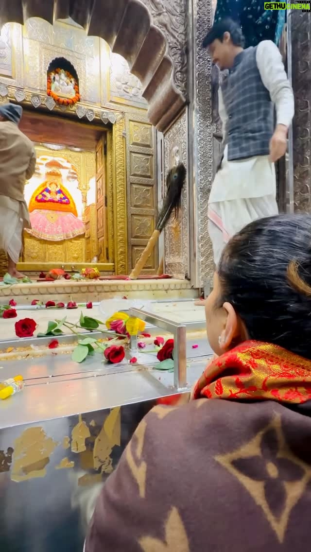Swasti Mehul Jain - 69.5K Likes - Jai Shree Shyam 🌹 jaise hi Khatu Shyam ke darbar me sir jhukaya, aisa ehsaas hua maano swayam baba ne morchadi rakh di ho..🥹 Bohot jaldi dobara bulana Baba 

Main to apna agla geet bhi baba ko suna aai.. ankhon me aasu liye har shabd man ka, baba ko kah diya.. 🥹 Ab aap tak us geet ko pahuchane ki taiyari me hain hum sab..😇

2026 bohot khaas hone wala hai 🧿✨

#khatushyam #khatu #shyambaba #jaishreeshyam #swastimehul