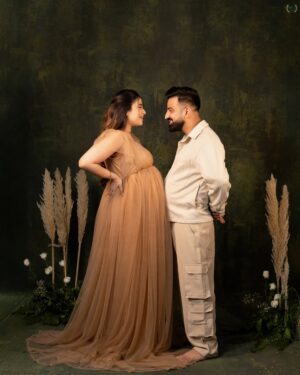 Swati Monga Instagram - Two Hearts Preparing For Another Heartbeat 🧿❤️👼🏻
Shot & Edit By - @littletoesbymuskan
2026 Will Always Be Closest To My Heart ❤️✌🏻
#pregnancy #duedate #couplegoals #rajatswati #maternityshoot
( relationshipgoals , coupleposes , maternityshoot , cutecouple , love )