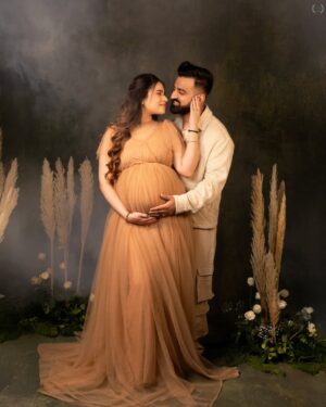 Swati Monga Instagram - Two Hearts Preparing For Another Heartbeat 🧿❤️👼🏻
Shot & Edit By - @littletoesbymuskan
2026 Will Always Be Closest To My Heart ❤️✌🏻
#pregnancy #duedate #couplegoals #rajatswati #maternityshoot
( relationshipgoals , coupleposes , maternityshoot , cutecouple , love )