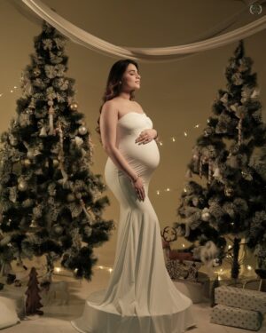 Swati Monga Instagram - When Everyone Is Waiting For Christmas & New Year, Here We Are Counting Days To Meet You❤️🧿👼🏻 
Shot & Edited By @littletoesbymuskan 
Mua- @devishatandon.mua 
Hair- @hairartistrybypooja 

.
.
.
.
.
#swatimonga #rajatswati #christmas #pregnancy #couplegoals 

[Pregnancy, Pregnant, Pregnancy Reveal, Baby Boy, Baby Girl, Parenthood, Mini Vlog, Pregnancy Journey, Christmas, Christmas Shoot]