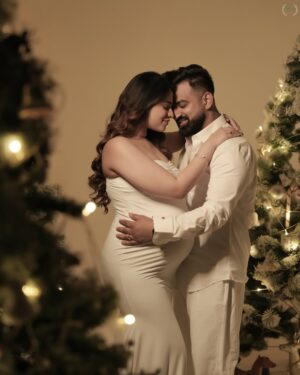 Swati Monga Instagram - When Everyone Is Waiting For Christmas & New Year, Here We Are Counting Days To Meet You❤️🧿👼🏻 
Shot & Edited By @littletoesbymuskan 
Mua- @devishatandon.mua 
Hair- @hairartistrybypooja 

.
.
.
.
.
#swatimonga #rajatswati #christmas #pregnancy #couplegoals 

[Pregnancy, Pregnant, Pregnancy Reveal, Baby Boy, Baby Girl, Parenthood, Mini Vlog, Pregnancy Journey, Christmas, Christmas Shoot]