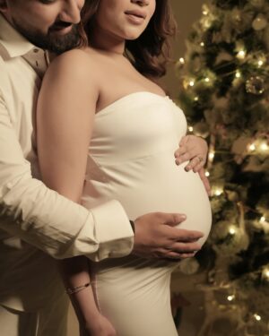 Swati Monga Instagram - When Everyone Is Waiting For Christmas & New Year, Here We Are Counting Days To Meet You❤️🧿👼🏻 
Shot & Edited By @littletoesbymuskan 
Mua- @devishatandon.mua 
Hair- @hairartistrybypooja 

.
.
.
.
.
#swatimonga #rajatswati #christmas #pregnancy #couplegoals 

[Pregnancy, Pregnant, Pregnancy Reveal, Baby Boy, Baby Girl, Parenthood, Mini Vlog, Pregnancy Journey, Christmas, Christmas Shoot]
