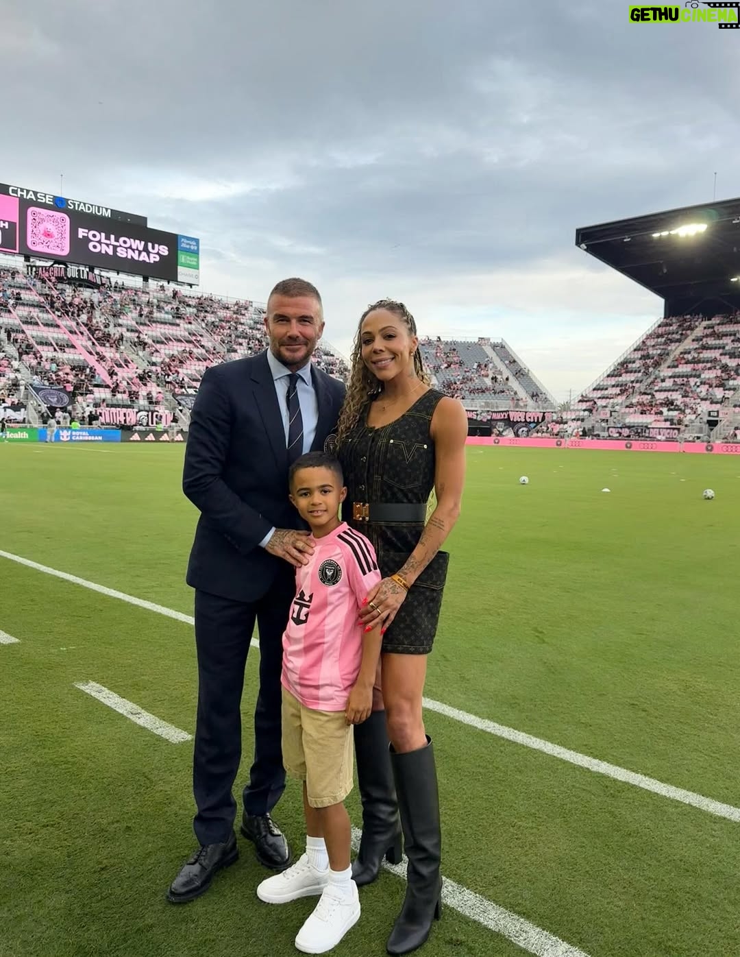 Sydney Leroux - 75.5K Likes - When in Miami…

Thank you @beeupsnacks & @davidbeckham