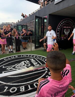 Sydney Leroux Instagram - When in Miami…

Thank you @beeupsnacks & @davidbeckham