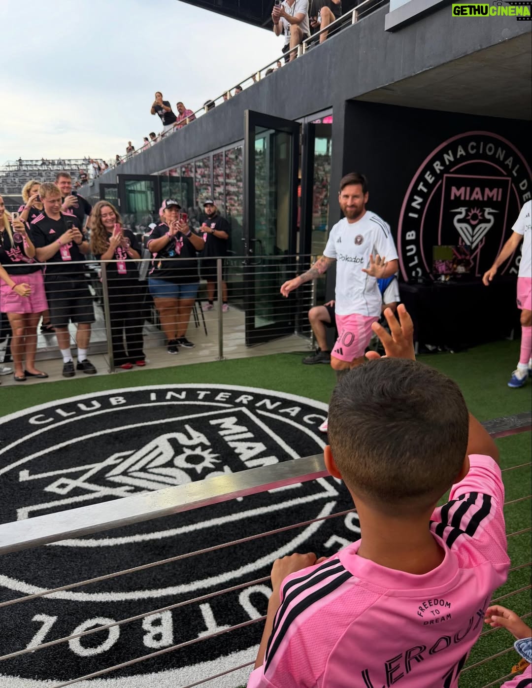 Sydney Leroux - 75.5K Likes - When in Miami…

Thank you @beeupsnacks & @davidbeckham