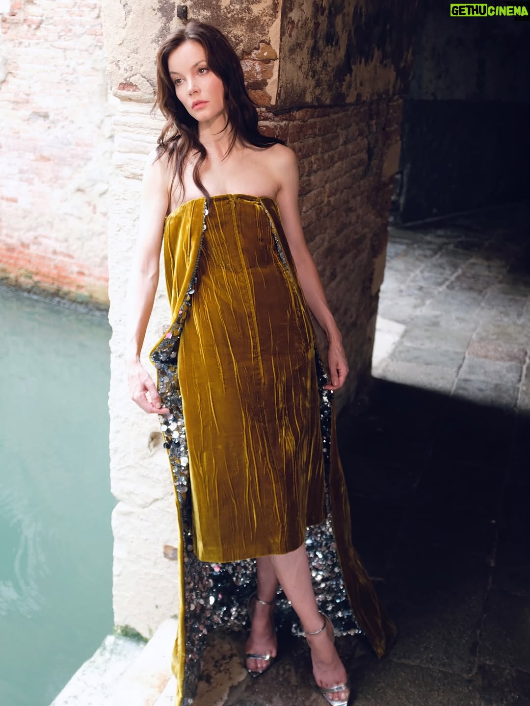Sylvia Hoeks - 2.8K Likes - VENICE FILMFESTIVAL X MOTHER 
Thank you  @prada 

Style: @chercoulter 
Hair: @sheridanward
Makeup: @benjaminpuckey