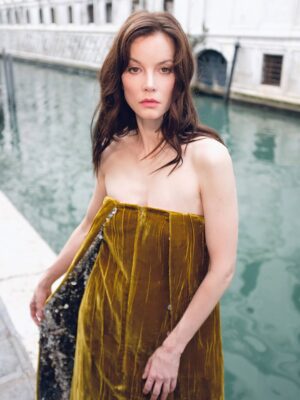 Sylvia Hoeks Instagram - VENICE FILMFESTIVAL X MOTHER 
Thank you  @prada 

Style: @chercoulter 
Hair: @sheridanward
Makeup: @benjaminpuckey