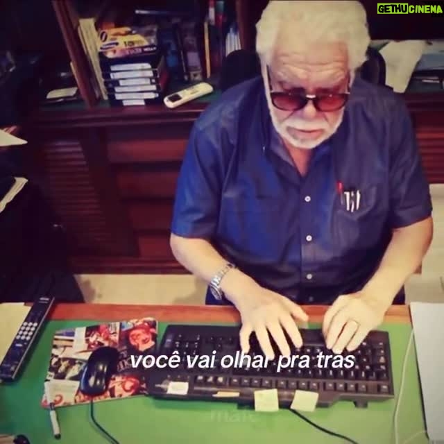Tainá Müller - 5.4K Likes - Lembro da delicadeza e da gentileza. Lembro das novelas da infância e adolescência, com os diálogos mais tocantes e cortantes da TV. Um autor de novelas que explorava as relações humanas como ninguém. Lembro da alegria que senti quando passei no teste pra fazer Marina de “Em Família” e da importância que essa personagem tem até hoje na minha vida e de tantas mulheres. Mesmo 12 anos depois, todos os dias alguém me escreve dizendo que está assistindo ou reassistindo, me falando sobre a importância dessa representatividade. Maneco foi corajoso em trazer essa entre tantas histórias ousadas e importantes para o espaço de alcance como uma novela das 21h. Da mesma forma que trouxe, em outra novela, um longo monólogo sobre a grandeza de Hilda Hilst, até então uma escritora lida por poucos e que depois de ser falada na novela, teve sua obra toda publicada pela Editora Globo. Hilda, noveleira que era, deve ter ficado eternamente grata a Maneco. Da mesma forma que eu fiquei. ❤️ Obrigada por tanto, Maneco. Descanse em paz 🕊️

(Video feito por @mafeamaclarina)