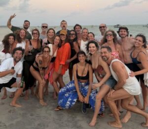 Tainá Müller Instagram - Obrigada amigos, por mais uma virada inesquecível!✨
Vou levar pro meu 2026 esses dias mágicos com nossa comunidade praiana do corazón ❤️