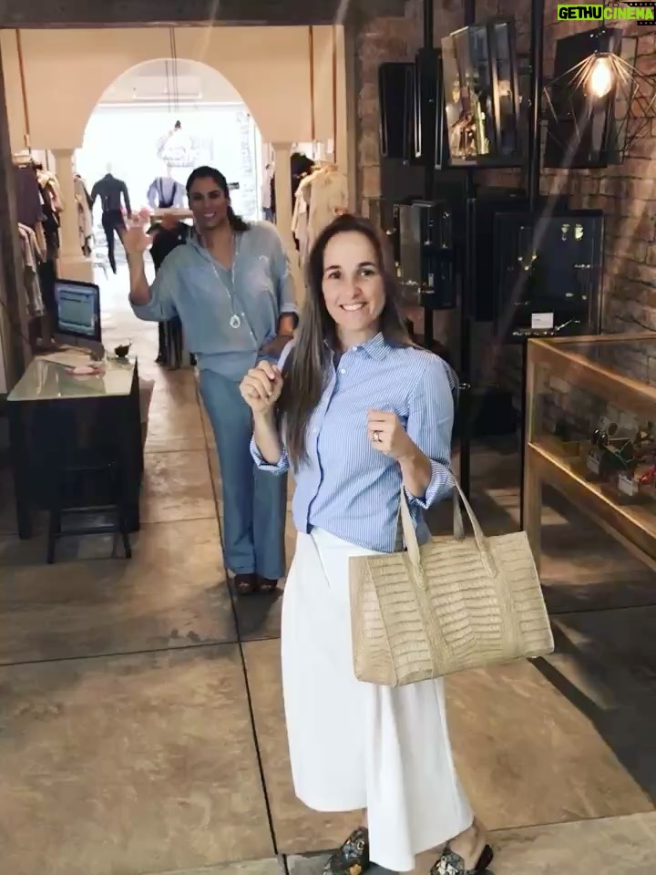 Taliana Vargas - 41.6K Likes - 2016 en fotos. 
1. Cómo ven  @alejoeder con el mismo estilo, el mismo reloj, la misma camisa 🤣 y yo amaba un crop top a más no poder. 
2. Era la imagen de History Chanel y grabábamos un programa de proyectos sociales sostenibles. 
3. Los probióticos que tomaba hace 10 años 💪🏻 
4. Firme con USAID mi primer proyecto para @fcasaenelarbol y me sentía realizada. Comenzó el crecimiento de la fundación. 
5. Hacía campañas de moda y el 100 % eran para @fcasaenelarbol 
6. Hacía ejercicio dos veces al dia. Cómo loca. 
7. Estaba entregada en cuerpo y alma a la fundación @fcasaenelarbol 
8. Mi abuela Nitta estaba viva con alzaimer y parchaba con ella dia y noche cuando estaba en Sta Mta. 
9. Estaba muy apegada a mis sobrinos; había perdido mi primer bebé y quedé con una enfermedad de la tiroides que se llama hipertiroidismo de grave. 
10. Con Mis mismas amigas de ahora. 
11. Grababa Narcos 
12.  Tali en PFW 
13. Hablaba en espacios de Naciones Unidas 
14. Andrés Oyuela me tomaba las mejores fotos @andresoyuela