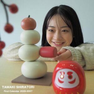 Tamaki Shiratori Instagram - ⁡
⁡
白鳥玉季ファーストカレンダー2026-2027
⁡
私の初めてのカレンダーです。
いつもお世話になっている大好きなメンバーとモノづくりをしました🍊
是非、お手にとっていただきたいです。
⁡
みなさん、チェックしてください✨
⁡
https://topcoatshop.jp/product/72023

カレンダーのご予約はプロフィール欄のURLから🌻
⁡
#白鳥玉季
#ファーストカレンダー
#topcoatonlineshop