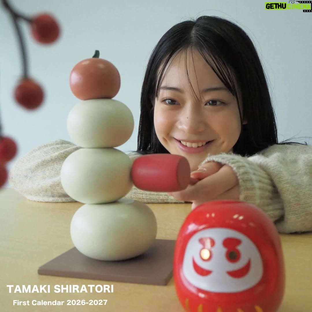 Tamaki Shiratori - 13.7K Likes - ⁡
⁡
白鳥玉季ファーストカレンダー2026-2027
⁡
私の初めてのカレンダーです。
いつもお世話になっている大好きなメンバーとモノづくりをしました🍊
是非、お手にとっていただきたいです。
⁡
みなさん、チェックしてください✨
⁡
https://topcoatshop.jp/product/72023

カレンダーのご予約はプロフィール欄のURLから🌻
⁡
#白鳥玉季
#ファーストカレンダー
#topcoatonlineshop