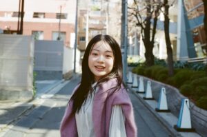 Tamaki Shiratori Instagram - ⁡
⁡
🩷🤍
⁡
#路地裏てぃーん。
#16歳
#白鳥玉季 
#topcoat