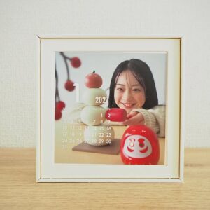Tamaki Shiratori Instagram - ⁡
⁡
白鳥玉季ファーストカレンダー2026-2027
⁡
私の初めてのカレンダーです。
いつもお世話になっている大好きなメンバーとモノづくりをしました🍊
是非、お手にとっていただきたいです。
⁡
みなさん、チェックしてください✨
⁡
https://topcoatshop.jp/product/72023

カレンダーのご予約はプロフィール欄のURLから🌻
⁡
#白鳥玉季
#ファーストカレンダー
#topcoatonlineshop