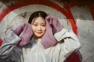 Tamaki Shiratori Instagram - ⁡
⁡
🩷🤍
⁡
#路地裏てぃーん。
#16歳
#白鳥玉季 
#topcoat