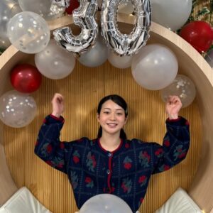 Tamaki Shiratori Instagram - ⁡
⁡
2025年、ありがとうございました！！！
⁡
これからもずっと大切にしたいと思える大好きな人たちに出会えた幸せな1年でした😊
⁡
事務所の先輩、スタッフの方々から貴重なお話が聞ける忘年会で仕事納めでした💪🏻
2026年も私のペースで頑張ります。
⁡
突然寒くなったのでお身体に気をつけて、
良い新年が迎えられますように🫶🏻
⁡
#白鳥玉季
#TopCoat
#TopCoat30周年
⁡