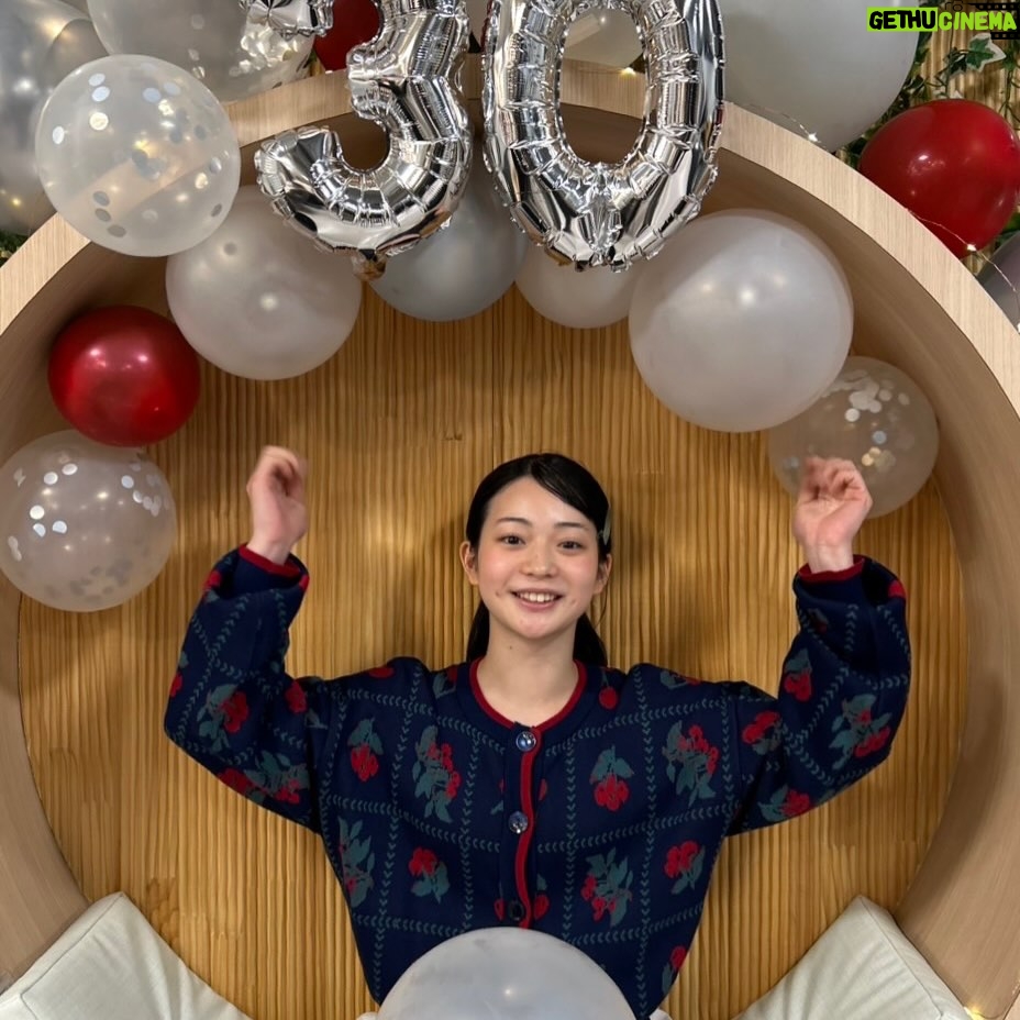 Tamaki Shiratori - 18K Likes - ⁡
⁡
2025年、ありがとうございました！！！
⁡
これからもずっと大切にしたいと思える大好きな人たちに出会えた幸せな1年でした😊
⁡
事務所の先輩、スタッフの方々から貴重なお話が聞ける忘年会で仕事納めでした💪🏻
2026年も私のペースで頑張ります。
⁡
突然寒くなったのでお身体に気をつけて、
良い新年が迎えられますように🫶🏻
⁡
#白鳥玉季
#TopCoat
#TopCoat30周年
⁡