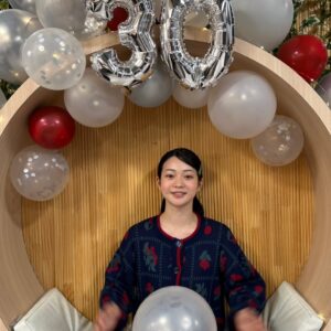Tamaki Shiratori Instagram - ⁡
⁡
2025年、ありがとうございました！！！
⁡
これからもずっと大切にしたいと思える大好きな人たちに出会えた幸せな1年でした😊
⁡
事務所の先輩、スタッフの方々から貴重なお話が聞ける忘年会で仕事納めでした💪🏻
2026年も私のペースで頑張ります。
⁡
突然寒くなったのでお身体に気をつけて、
良い新年が迎えられますように🫶🏻
⁡
#白鳥玉季
#TopCoat
#TopCoat30周年
⁡