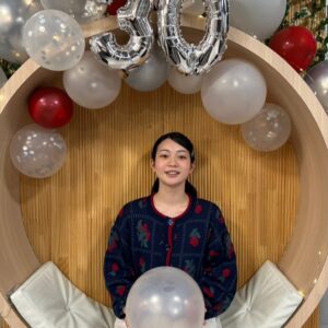 Tamaki Shiratori Instagram - ⁡
⁡
2025年、ありがとうございました！！！
⁡
これからもずっと大切にしたいと思える大好きな人たちに出会えた幸せな1年でした😊
⁡
事務所の先輩、スタッフの方々から貴重なお話が聞ける忘年会で仕事納めでした💪🏻
2026年も私のペースで頑張ります。
⁡
突然寒くなったのでお身体に気をつけて、
良い新年が迎えられますように🫶🏻
⁡
#白鳥玉季
#TopCoat
#TopCoat30周年
⁡
