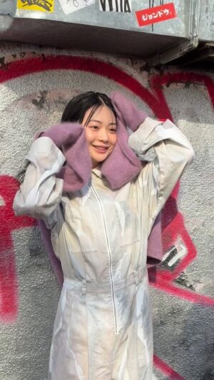 Tamaki Shiratori Instagram - ⁡
「〜っぽい」が口癖だったこの日
⁡
#路地裏てぃーん。
#オフショット
#白鳥玉季
#topcoat