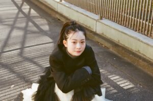 Tamaki Shiratori Instagram - ⁡
⁡
💛🖤
⁡
#路地裏てぃーん。
#16歳
#白鳥玉季
#topcoat