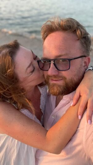 Tamara Arciuch Instagram - Słowa nie opiszą jak Pięknym Człowiekiem jest ten Pan. Ale ja mam szczęście iść przez życie obok niego więc musicie uwierzyć mi na słowo.
Dziś Jego Święto.
Życzę Ci kochany byś nigdy nie utracił swojej wielkiej wiary w ludzi, mimo iż zawodzą, wiary w swój talent i niezwykłą wyobraźnię, i by zawsze Cię otaczali Ci którzy też w  Ciebie wierzą, wspierają Cię i kochają. 
Wszystkiego najlepszego, Moja Miłości.❤️❤️❤️#birthday #miłość #partner