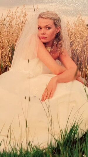 Tamara Arciuch Instagram - 15 października 2004 roku czyli 20
Lat temu odbyła się premiera filmu Wesele Wojtka Smarzowskiego.
Przedstawiam Wam nigdzie niepublikowane zdjęcia z planu tego cudownego przedsięwzięcia, zdjęcia , które zostały wykonane przeze mnie bądź moich kolegów i koleżanki z planu aparatem marki Zenit🤣. Wtedy smartfonów jeszcze nie było.
Piękne wspomnienia, wspaniali ludzie. Niektórych już wśród nas nie ma…
#film 
#movie 
#memory