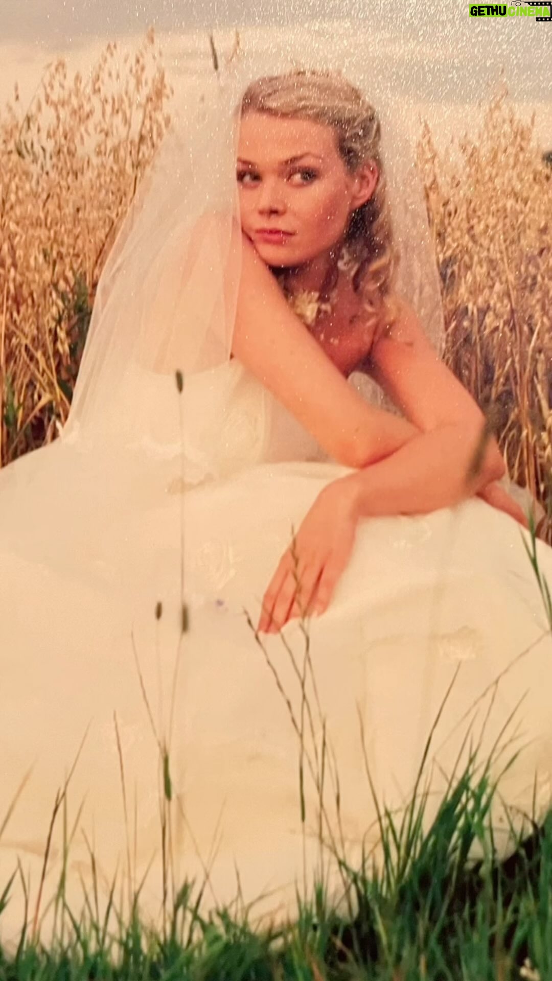 Tamara Arciuch - 1.5K Likes - 15 października 2004 roku czyli 20
Lat temu odbyła się premiera filmu Wesele Wojtka Smarzowskiego.
Przedstawiam Wam nigdzie niepublikowane zdjęcia z planu tego cudownego przedsięwzięcia, zdjęcia , które zostały wykonane przeze mnie bądź moich kolegów i koleżanki z planu aparatem marki Zenit🤣. Wtedy smartfonów jeszcze nie było.
Piękne wspomnienia, wspaniali ludzie. Niektórych już wśród nas nie ma…
#film 
#movie 
#memory