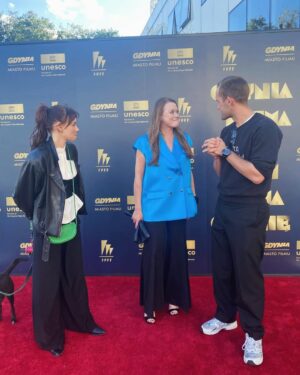 Tamara Arciuch Instagram - Dzis na Festiwalu Filmów Fabularnych w Gdyni odbył się pokaz filmu”Utrata Równowagi w rež @korek_bojanowski . W roli głównej @nel.actress  @tomaszschuchardt oraz plejada młodych wspaniałych aktorów.
Film dostał już nagrodę publiczności oraz Don Kichota od Polskiej Federacji Filmowej.
Fajnie było poczuć energię młodych twórców ich zapał, zaangażowanie i uczciwość. Ciesze sie , że dołożyłam cegiełkę do tego przedsięwzięcia. Powstał bardzo dobry film. Gratulacje 
A na koniec trochę zmokłam.🤣. 
#film #festiwal #aktorzy #twórczość