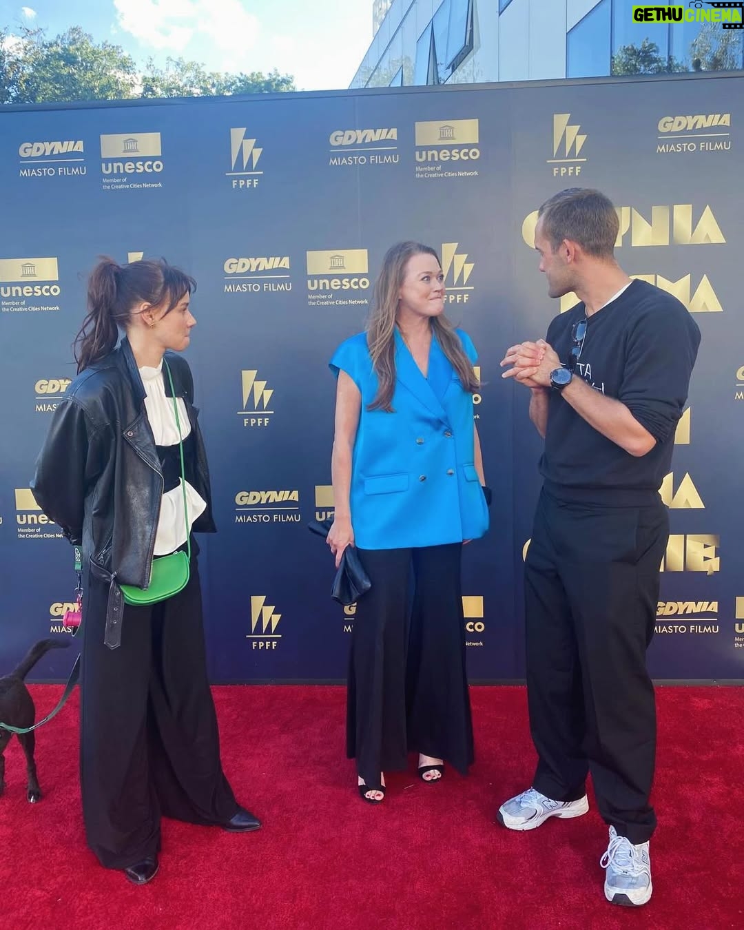 Tamara Arciuch - 549 Likes - Dzis na Festiwalu Filmów Fabularnych w Gdyni odbył się pokaz filmu”Utrata Równowagi w rež @korek_bojanowski . W roli głównej @nel.actress  @tomaszschuchardt oraz plejada młodych wspaniałych aktorów.
Film dostał już nagrodę publiczności oraz Don Kichota od Polskiej Federacji Filmowej.
Fajnie było poczuć energię młodych twórców ich zapał, zaangażowanie i uczciwość. Ciesze sie , że dołożyłam cegiełkę do tego przedsięwzięcia. Powstał bardzo dobry film. Gratulacje 
A na koniec trochę zmokłam.🤣. 
#film #festiwal #aktorzy #twórczość