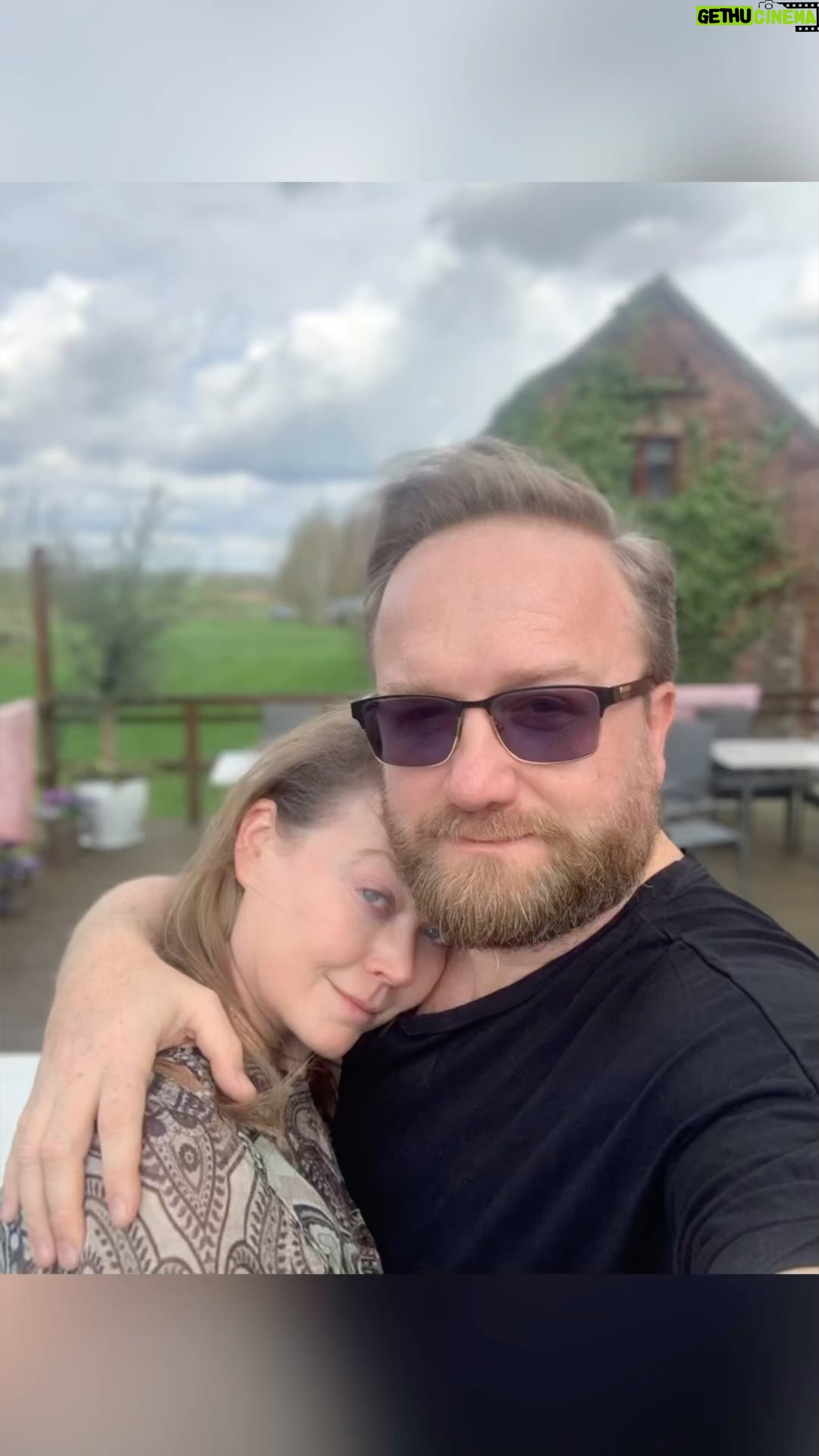 Tamara Arciuch - 1.8K Likes - Zabieramy Was na wiosenną przejażdżkę. Jedziemy do Wabrzycha, grać @telewizjaklamie , świat kwitnie, krajobraz przesuwa się za oknami. Chile piękne trwają i chcemy Wam kilka ofiarować, może uśmiechniecie się w środku:)
#tamaraarciuch #wiosna #trasa #razem
