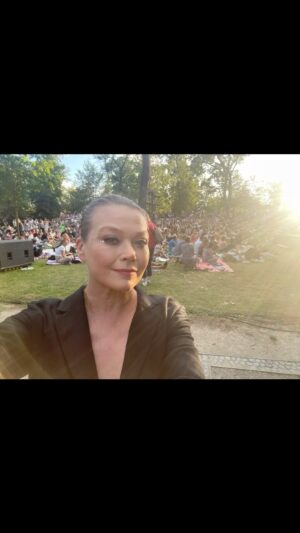 Tamara Arciuch Instagram - Elfy, Sny, Kochankowie, Kròl i Królowa; Tyzbe i Piram-to już na ten rok przeszłość.. 
Wczoraj zakończyliśmy w Wilanowie granie Snu Nocy Letniej.
Mnóstwo ludzi, cudowna energia, moi przyjaciele z którymi ten Sen dzielè. 
Dziękuję Wam za każdą chwilę, za każdego niezdrowego chipsa, za niezliczone chichy -śmichy i że ciągle Wam siè chce.
Kocham Was . Naprawdę. ❤️❤️
Od jutra 6 spektakli Wieczoru Trzech Króli.  Czekamy na Was droga Publiczności! 
#spektakl #szekspir  #park #szekspirnatrawie  #przyjaźń #aktorzy