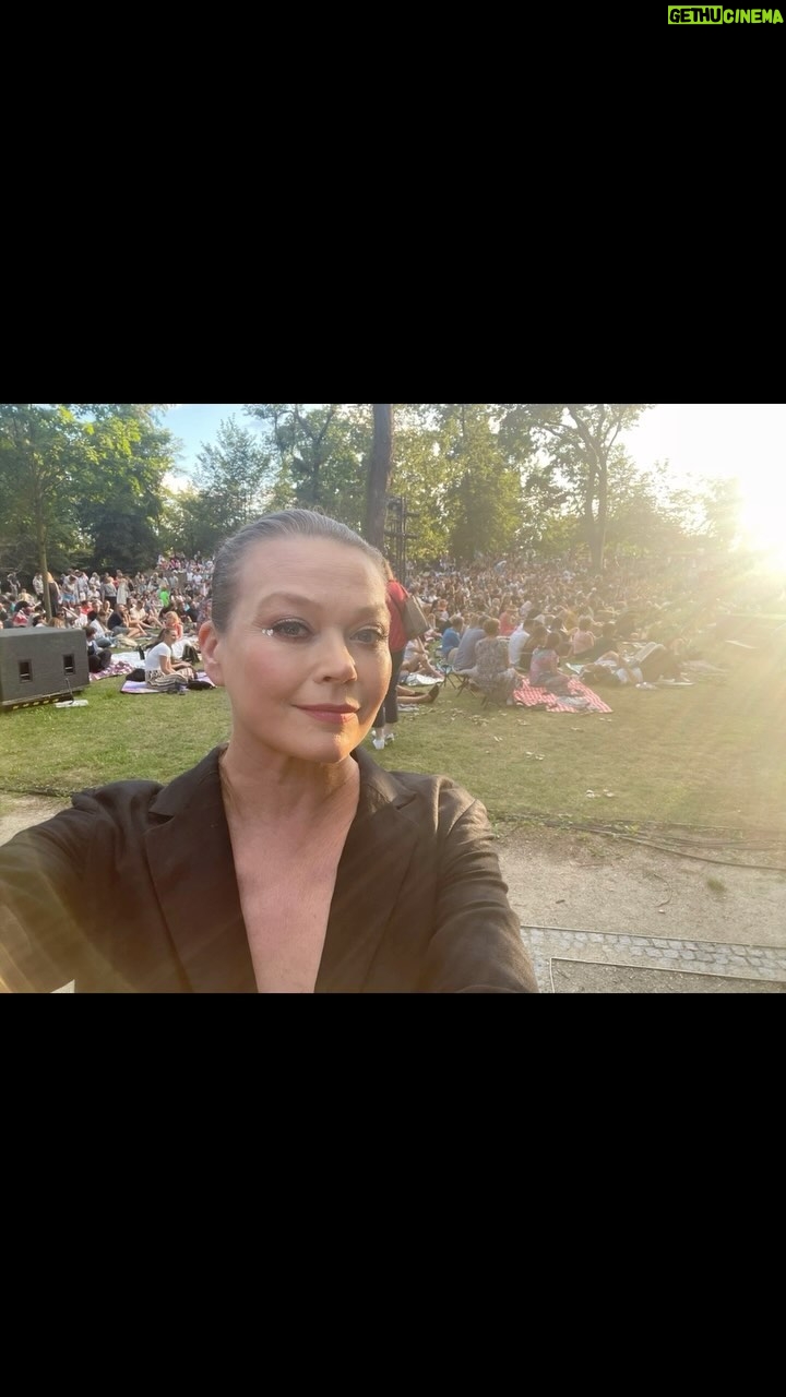 Tamara Arciuch - 602 Likes - Elfy, Sny, Kochankowie, Kròl i Królowa; Tyzbe i Piram-to już na ten rok przeszłość.. 
Wczoraj zakończyliśmy w Wilanowie granie Snu Nocy Letniej.
Mnóstwo ludzi, cudowna energia, moi przyjaciele z którymi ten Sen dzielè. 
Dziękuję Wam za każdą chwilę, za każdego niezdrowego chipsa, za niezliczone chichy -śmichy i że ciągle Wam siè chce.
Kocham Was . Naprawdę. ❤️❤️
Od jutra 6 spektakli Wieczoru Trzech Króli.  Czekamy na Was droga Publiczności! 
#spektakl #szekspir  #park #szekspirnatrawie  #przyjaźń #aktorzy