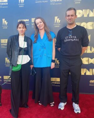 Tamara Arciuch Instagram - Dzis na Festiwalu Filmów Fabularnych w Gdyni odbył się pokaz filmu”Utrata Równowagi w rež @korek_bojanowski . W roli głównej @nel.actress  @tomaszschuchardt oraz plejada młodych wspaniałych aktorów.
Film dostał już nagrodę publiczności oraz Don Kichota od Polskiej Federacji Filmowej.
Fajnie było poczuć energię młodych twórców ich zapał, zaangażowanie i uczciwość. Ciesze sie , że dołożyłam cegiełkę do tego przedsięwzięcia. Powstał bardzo dobry film. Gratulacje 
A na koniec trochę zmokłam.🤣. 
#film #festiwal #aktorzy #twórczość