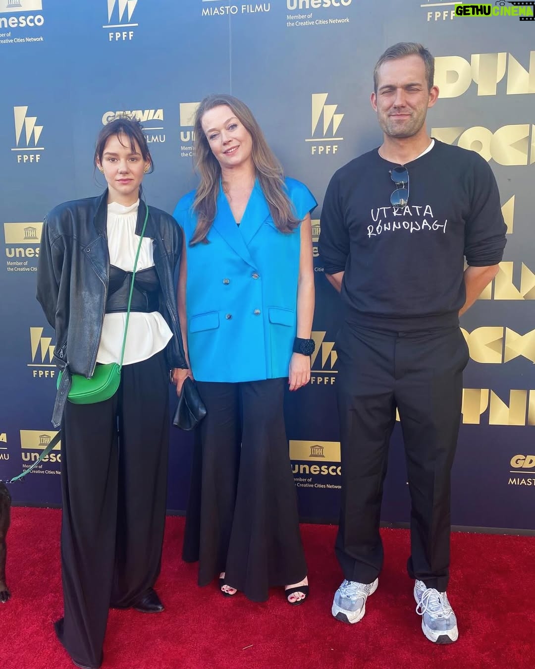 Tamara Arciuch - 549 Likes - Dzis na Festiwalu Filmów Fabularnych w Gdyni odbył się pokaz filmu”Utrata Równowagi w rež @korek_bojanowski . W roli głównej @nel.actress  @tomaszschuchardt oraz plejada młodych wspaniałych aktorów.
Film dostał już nagrodę publiczności oraz Don Kichota od Polskiej Federacji Filmowej.
Fajnie było poczuć energię młodych twórców ich zapał, zaangażowanie i uczciwość. Ciesze sie , że dołożyłam cegiełkę do tego przedsięwzięcia. Powstał bardzo dobry film. Gratulacje 
A na koniec trochę zmokłam.🤣. 
#film #festiwal #aktorzy #twórczość