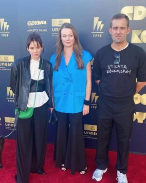 Tamara Arciuch Instagram - Dzis na Festiwalu Filmów Fabularnych w Gdyni odbył się pokaz filmu”Utrata Równowagi w rež @korek_bojanowski . W roli głównej @nel.actress  @tomaszschuchardt oraz plejada młodych wspaniałych aktorów.
Film dostał już nagrodę publiczności oraz Don Kichota od Polskiej Federacji Filmowej.
Fajnie było poczuć energię młodych twórców ich zapał, zaangażowanie i uczciwość. Ciesze sie , że dołożyłam cegiełkę do tego przedsięwzięcia. Powstał bardzo dobry film. Gratulacje 
A na koniec trochę zmokłam.🤣. 
#film #festiwal #aktorzy #twórczość