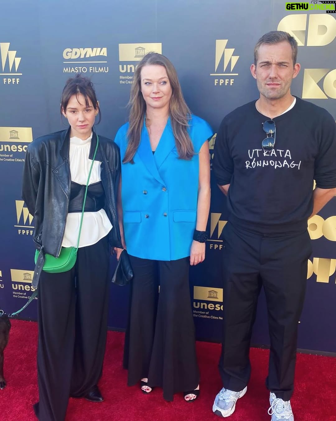 Tamara Arciuch - 549 Likes - Dzis na Festiwalu Filmów Fabularnych w Gdyni odbył się pokaz filmu”Utrata Równowagi w rež @korek_bojanowski . W roli głównej @nel.actress  @tomaszschuchardt oraz plejada młodych wspaniałych aktorów.
Film dostał już nagrodę publiczności oraz Don Kichota od Polskiej Federacji Filmowej.
Fajnie było poczuć energię młodych twórców ich zapał, zaangażowanie i uczciwość. Ciesze sie , że dołożyłam cegiełkę do tego przedsięwzięcia. Powstał bardzo dobry film. Gratulacje 
A na koniec trochę zmokłam.🤣. 
#film #festiwal #aktorzy #twórczość