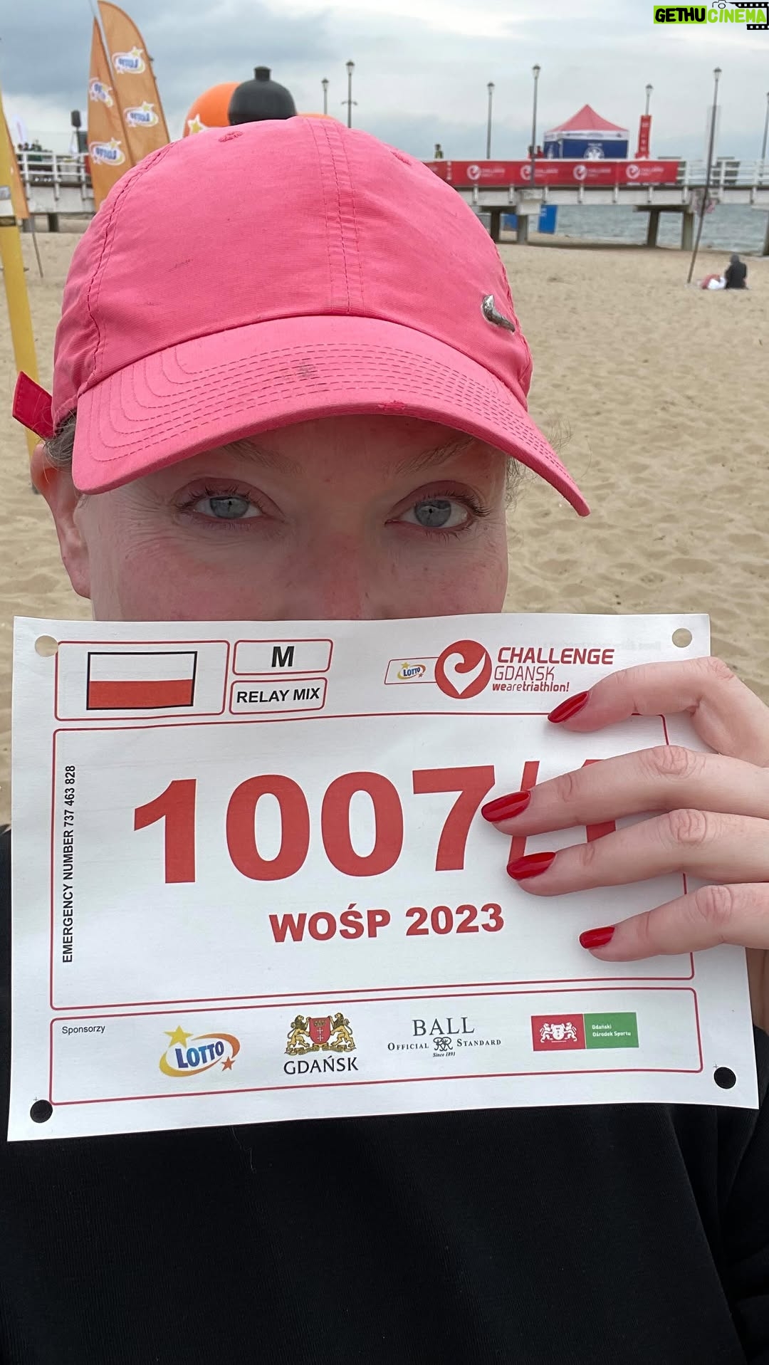 Tamara Arciuch - 711 Likes - Nigdy nie byłam osobą która specjalnie „jara”sie sportem. Owszem-ćwiczenia dla kondycji zdrowia-tak ale żeby latać na zawody?
No i stało sie! Wzięłam udział w sztafecie triathlonowej w Gdańsku! 
Jak sie na to decydowałam nie wiedziałam De podobno wzięłam sobie najtrudniejszy etap czyli pływanie.Wtedy myślałam-No przeciez umiem i lubie pływać! Ale pływanie żabką na wakacjach to co innego niż pokonanie na morzu sporej odległości w chłodnej widzie ,dobieg do miejsca zmian by przekazać chip… Pare miesięcy treningów na basenie nie pomogło by po wejściu do morza w głowie nie pojawił sie myśl:uciekam stąd -No ale przecież czekają na mnie ludzie, którzy start ze mną wylicytowali na @wośp! 
Musze dopłynąć! 
Dopłynęłam,dobiegłam.poczułam euforię…
Polecam Wam stawianie sobie jakiegoś celu, nawet niedużego ale takiego , który wyrwie Was ze strefy komfortu.Który sprawi, że choć trochę pokonacie siebie. 
#challenge. 
#sztafeta 
#pływanie #triathlon