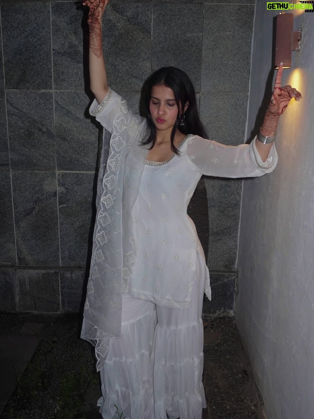Taneesha Mirwani - 61.1K Likes - make sure u guys credit @saniyamirwani when you copy her idea for a gulaal function <3

gorgeous outfit @kayan_byradhika <3