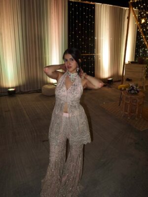 Taneesha Mirwani Instagram - reception type beat <3
fit @simone_handcrafted
styled by @nishthaparwani
assisted by @_priyyyanshii