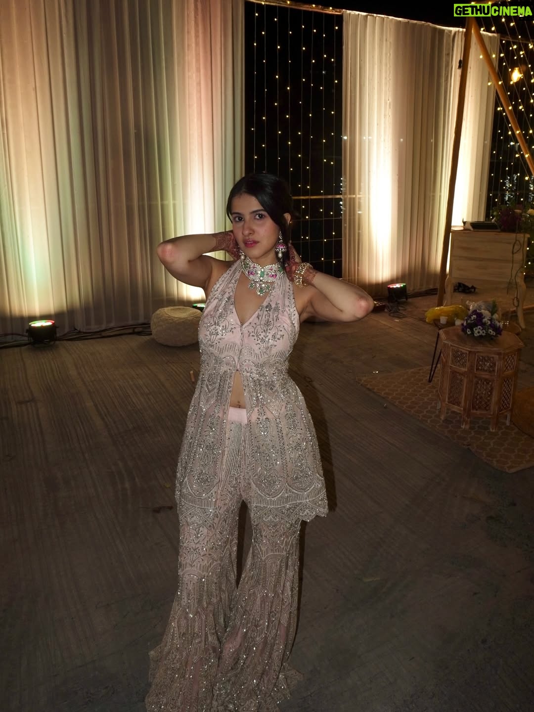 Taneesha Mirwani - 90.5K Likes - reception type beat <3

fit @simone_handcrafted 
styled by @nishthaparwani 
assisted by @_priyyyanshii