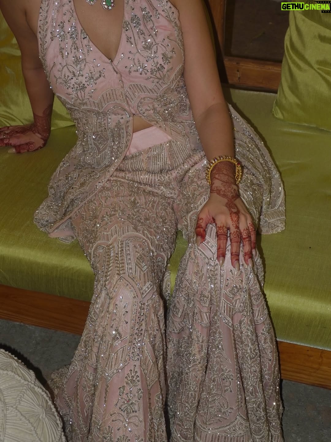 Taneesha Mirwani - 90.5K Likes - reception type beat <3

fit @simone_handcrafted 
styled by @nishthaparwani 
assisted by @_priyyyanshii