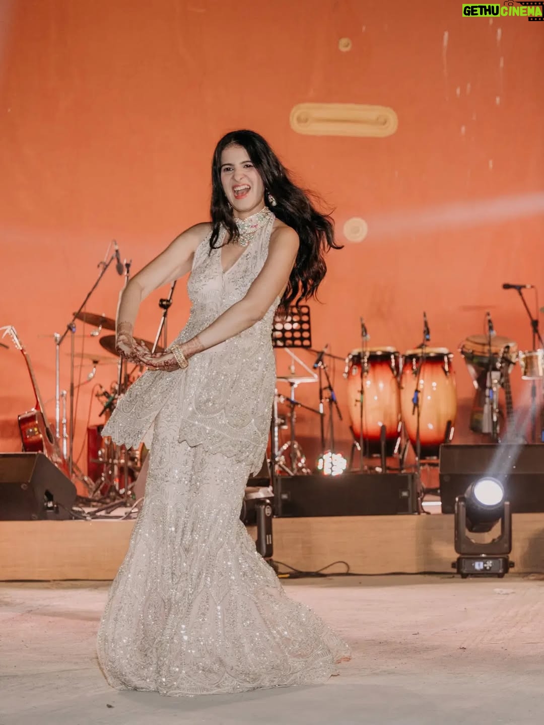 Taneesha Mirwani - 90.5K Likes - reception type beat <3

fit @simone_handcrafted 
styled by @nishthaparwani 
assisted by @_priyyyanshii