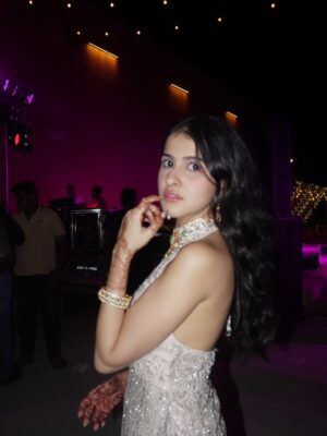 Taneesha Mirwani Instagram - reception type beat <3
fit @simone_handcrafted
styled by @nishthaparwani
assisted by @_priyyyanshii