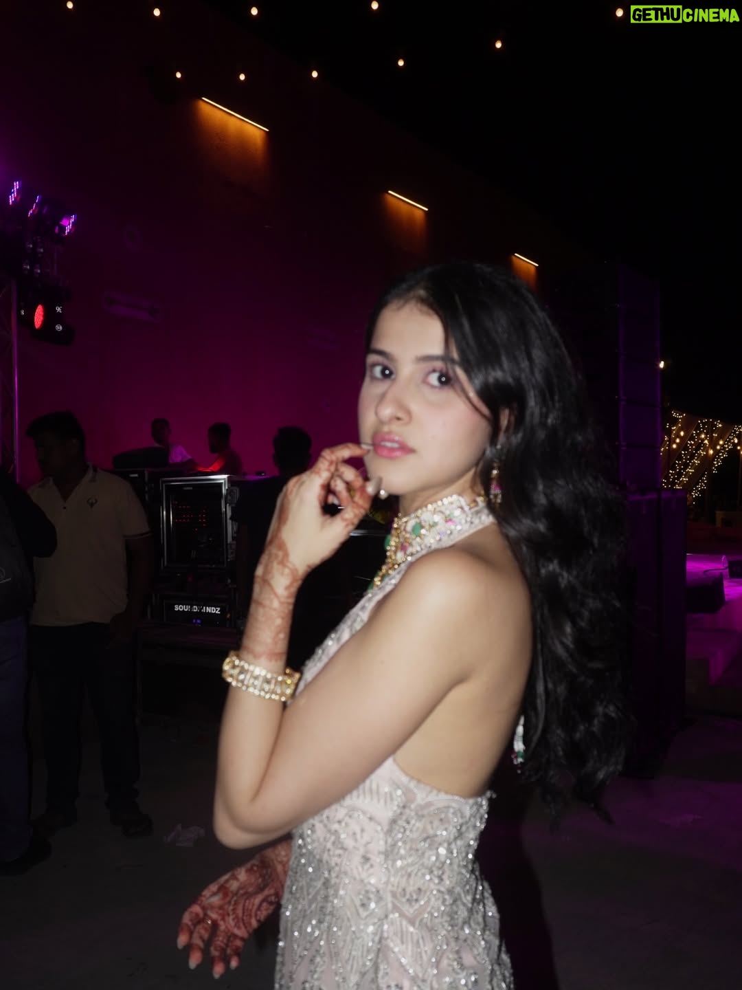 Taneesha Mirwani - 90.5K Likes - reception type beat <3

fit @simone_handcrafted 
styled by @nishthaparwani 
assisted by @_priyyyanshii